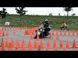 Полисмен сдаёт тест на вождение мотоциклом