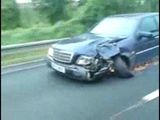 Fahrt mit Unfall Mercedes Schrott Crash Funken sprühen