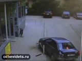 Пьяный водитель разбивает машину вдребезги