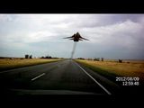 Военный самолет пролетает над федеральной трассой